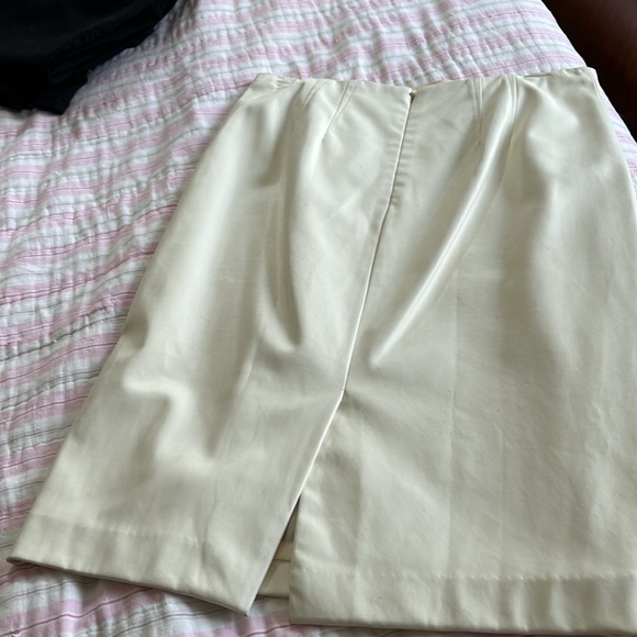 Ann Taylor size 6 cream leather like skinny skirt … pristine - Picture 2 of 2